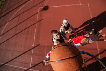 Naklejka premium Showing his basketball skils