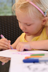 blondes kleines Mädchen beim malen