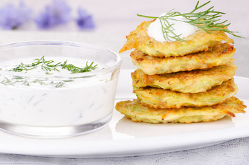 Vegetable fritters with white sauce