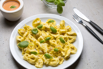 Świeże Włoskie tortellini na szarym tle