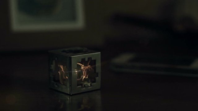 Energy pulsed plasma in a fantastic cube, then emits lightning in the air. After that beats a powerful discharge into a mobile phone lying around.