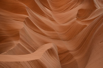 Zauberhafte Welt. Der Lower Antelope Canyon. Wo sich Sturzfluten regelmäßig Bahn brechen. Und den Stein schleifen. Ein einziges Wunder der Farben und Formen.