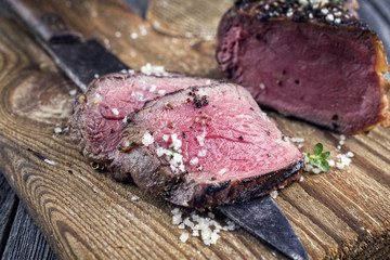 Gegrilltes Filetstek auf alten Schneidebrett