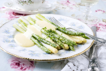 Grüner und weißer Spargel auf Teller
