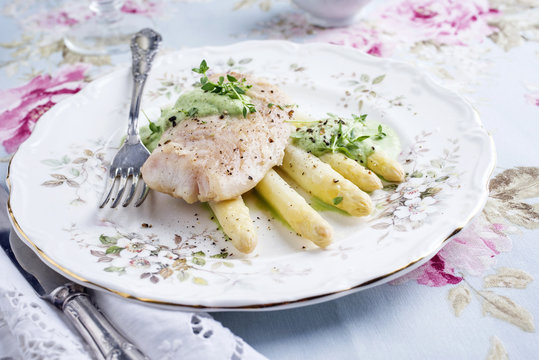Zander Filet mit wei&szlig;en Spargel auf Teller