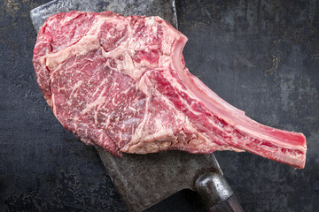 Kobe Tomahawk Steak auf altem Blech