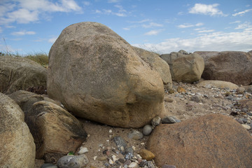 Große Steine am Strand