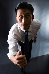 タブレットを持って走り出す男性