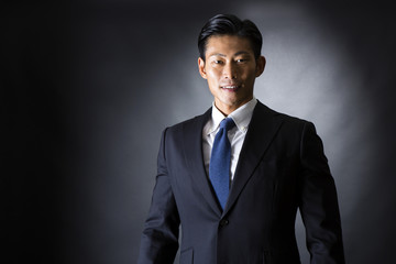 スーツ姿のビジネスマン