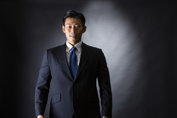 スーツ姿のビジネスマン