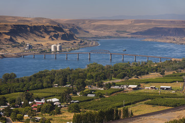 The Sam Hill Memorial Bridge. This is a steel truss bridge that carries U.S. Route 97 across the Columbia River between Biggs Junction, Oregon in Sherman County and Maryhill, Washington. © LoweStock
