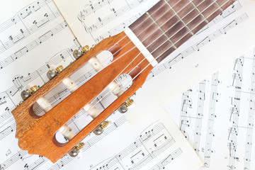 Fototapeta premium guitar on music sheet
