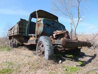 Fototapeta na wymiar old abandoned rusty truck