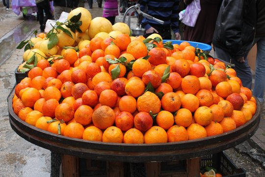 Sterta czerwonych pomarańczy na targu ulicznym w kraju tropikalnym