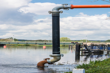 Wasser aus einem Fluss pumpen.