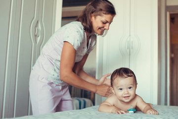 Obraz na płótnie Canvas Masseur doing massage a small baby.