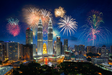 Vuurwerk over de stad van Kuala Lumpur, de skyline van Maleisië