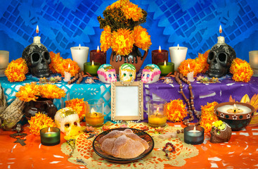 Mexican day of the dead altar (Dia de Muertos) - obrazy, fototapety, plakaty