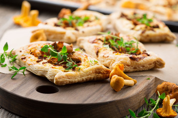 Tarts of puff pastry with chanterelle mushrooms and herbs