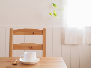 テーブルの上のコーヒーカップ