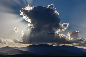 Monte Teleno y nubes al atardecer desde el Embalse de Tabuyo del Monte. León.