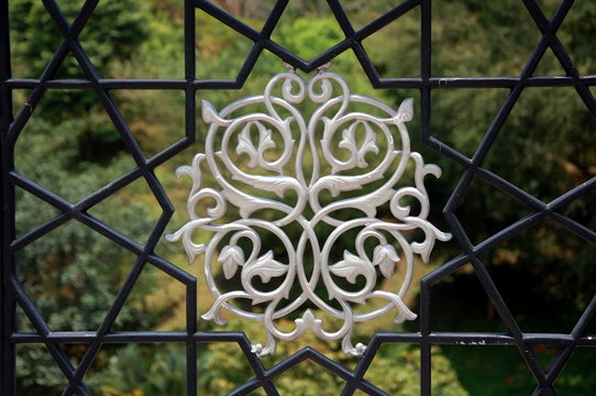 Fototapeta Grate of the Putra bridge in Putrajaya, Malaysia. Architectural detail 