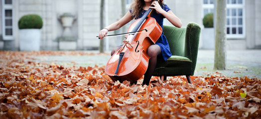 Frau spielt im Park Chello