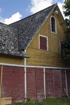 En gammal och &ouml;vergiven byggnad