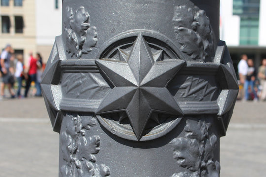 Black star / Parizer Platz (Brandenburg Gate)