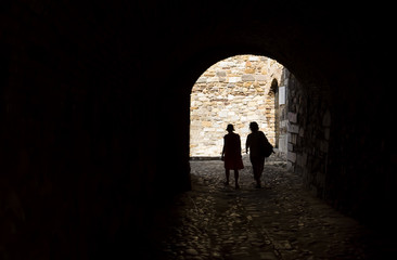 Tünelde Silüet İnsanlar