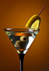 Obrazy na Szkle  martini z cytryną i zielonymi oliwkami