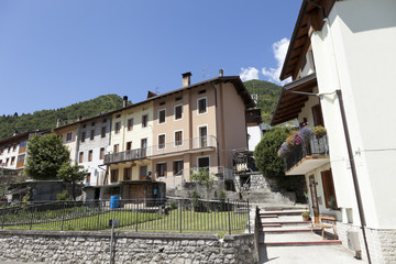 Fototapeta na wymiar Case tipiche di Barcis, Friuli
