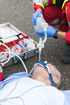 Rettungskr&auml;fte beatmen einen intubierten Patienten