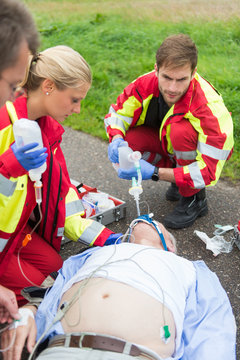 Rettungsdienst und Notarzt versorgen einen schwer kranken Mann