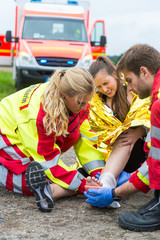 Junge Frau mit Fußverletzung wird vom Rettungsdienst versorgt