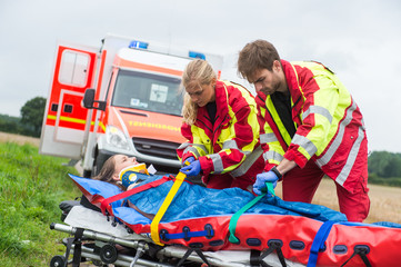 Eine schwer verletzte Frau wird vom Rettungsdienst versorgt