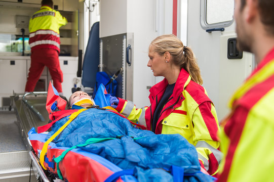 Junge Frau wird vom Rettungsdienst versorgt und in Rettungswagen gebracht
