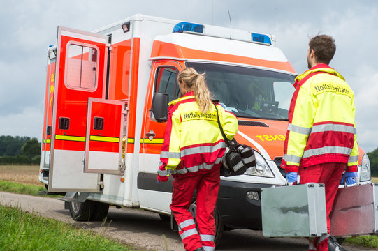 Notfallsanit&auml;ter und Rettungswagen