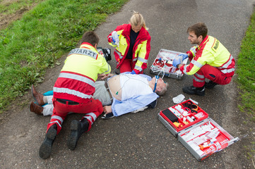 Rettungsdienst und Notarzt versorgen Unfallopfer