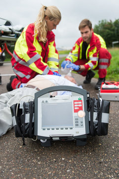 Rettungskr&auml;fte schreiben ein EKG am Unfallort