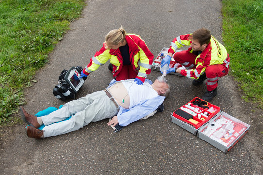 Notfallsanit&auml;ter versorgen einen Patienten
