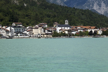 Fototapeta na wymiar Il paese di Barcis sul lago, Friuli