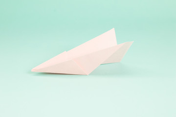 Naklejka premium Fold rocket paper on green background.