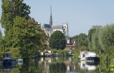 Fototapeta na wymiar Amiens - La Somme et la cathédrale