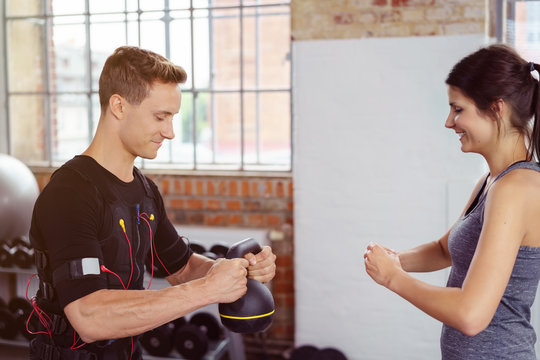 sportler trainiert mit kettlebell im fitness-studio