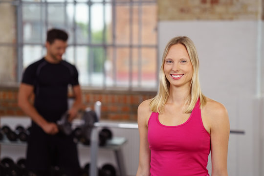 attraktive frau im fitness-center