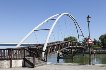 Ponte sulla laguna di Marano