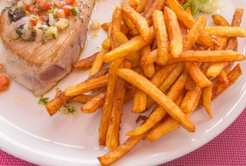 pavé de thon mi-cuit et frites