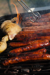 assortiment de saucisses merguez et poulet au barbecue