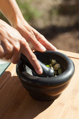 préparation de pesto dans un pilon en marbre